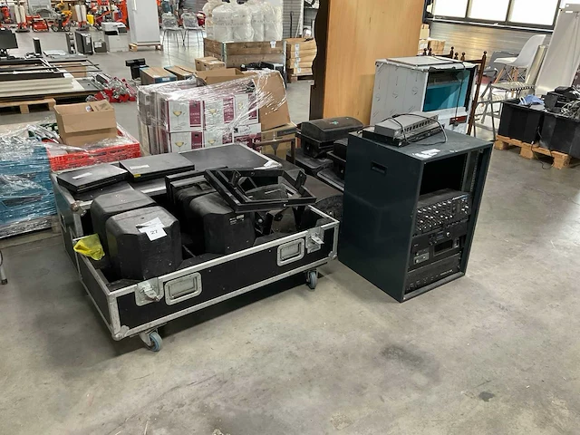 Muziek installatie delen w.o. mixers, speakers, etc - afbeelding 13 van  21