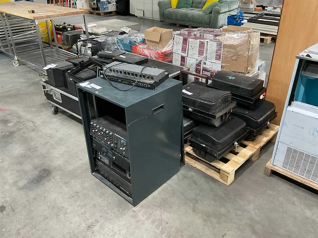 Muziek installatie delen w.o. mixers, speakers, etc - afbeelding 14 van  21