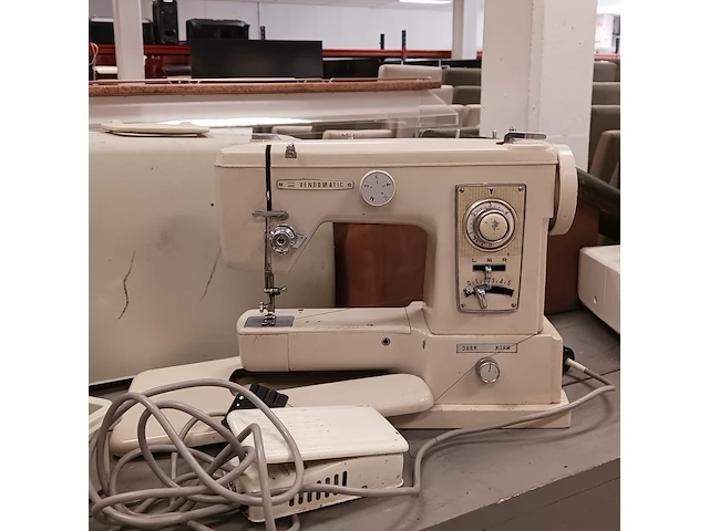 Naaimachine/lockmachine, o.a. singer, husqvarna en lifetec - afbeelding 13 van  22