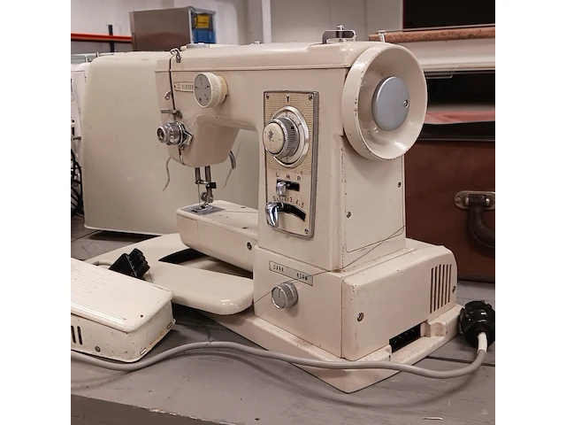 Naaimachine/lockmachine, o.a. singer, husqvarna en lifetec - afbeelding 14 van  22