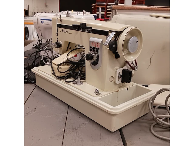 Naaimachine/lockmachine, o.a. singer, husqvarna en lifetec - afbeelding 16 van  22