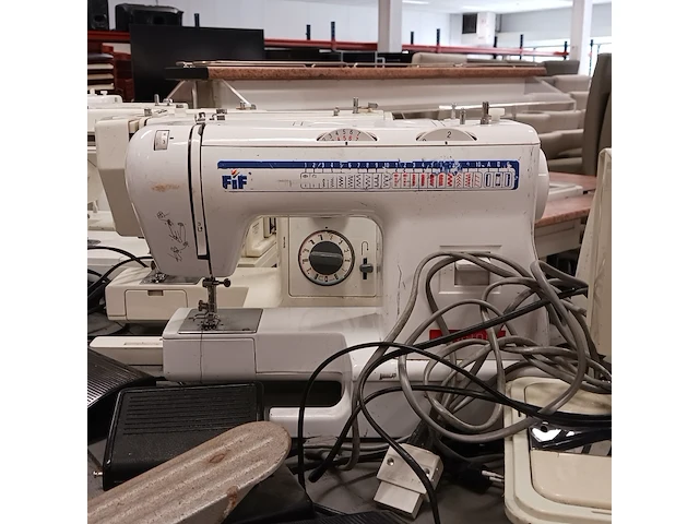 Naaimachine/lockmachine, o.a. singer, husqvarna en lifetec - afbeelding 17 van  22