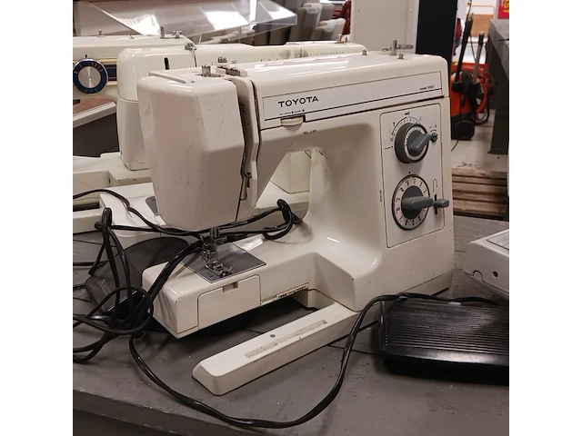 Naaimachine/lockmachine, o.a. singer, husqvarna en lifetec - afbeelding 19 van  22