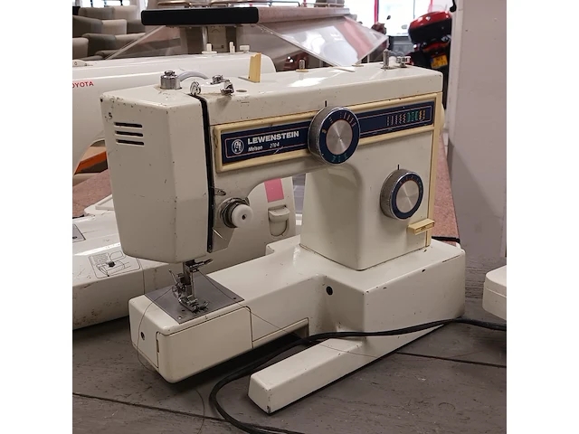 Naaimachine/lockmachine, o.a. singer, husqvarna en lifetec - afbeelding 21 van  22