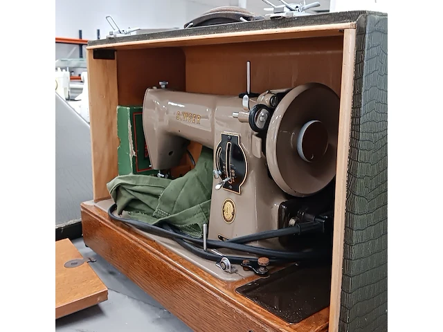 Naaimachine/lockmachine, o.a. singer, husqvarna en lifetec - afbeelding 9 van  22
