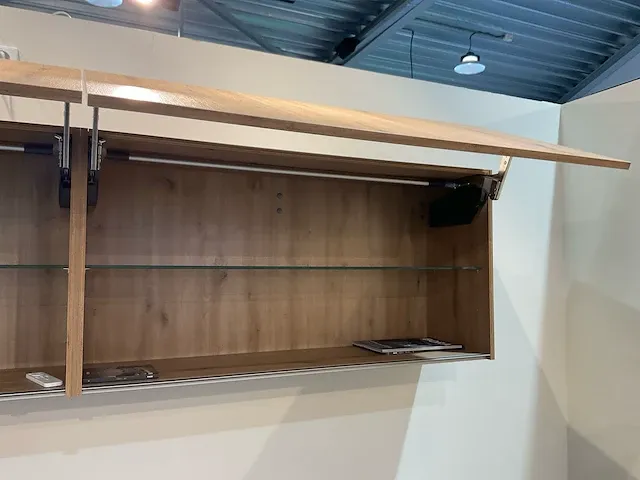 Natuurlijk keukenopstelling met apparatenwand - afbeelding 3 van  30
