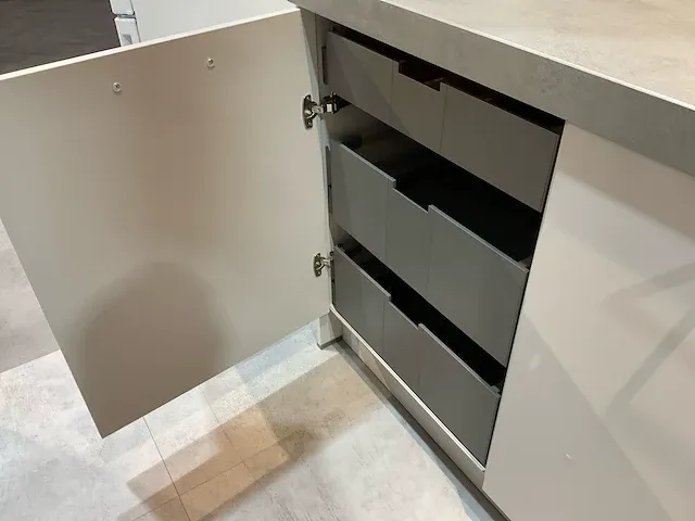Natuurlijk keukenopstelling met apparatenwand - afbeelding 5 van  30