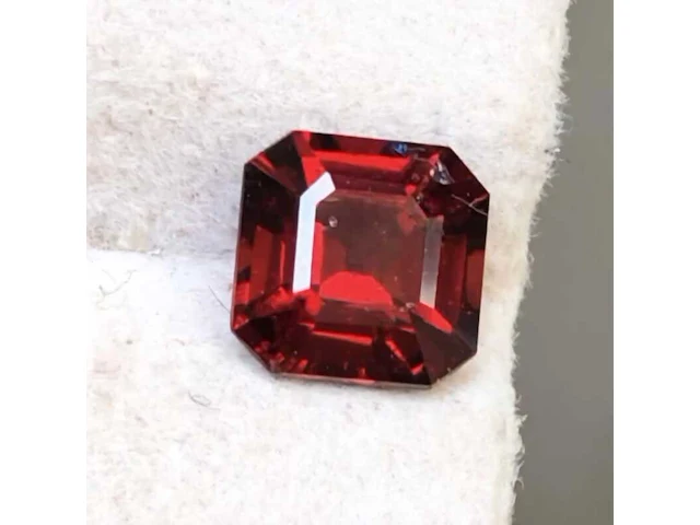 Natuurlijke granaat - 1.55ct, rood - afbeelding 1 van  1
