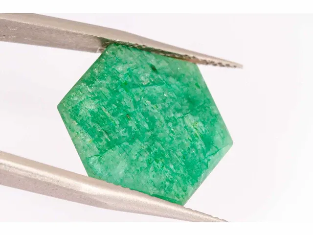 Natuurlijke smaragd (groen) 13,93 karaat - afbeelding 2 van  7