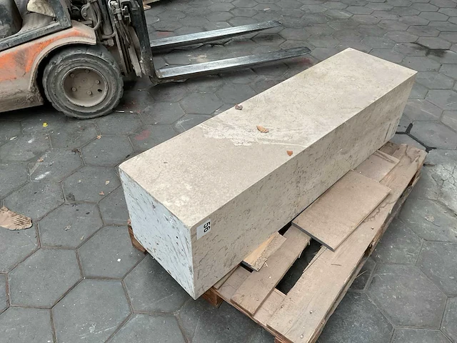 Natuursteen sokkel uit louvre - afbeelding 3 van  5