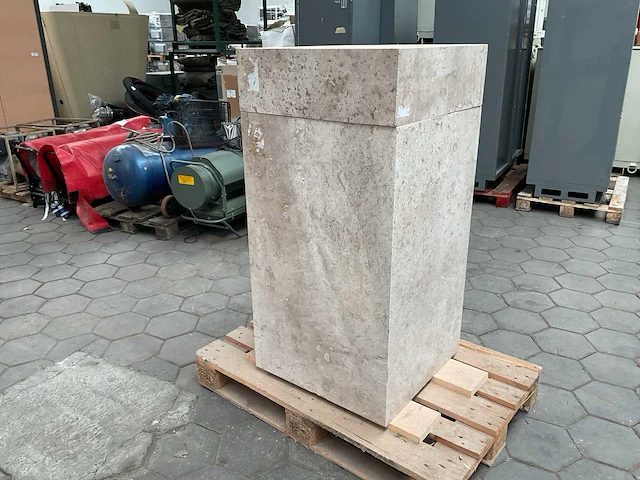 Natuursteen sokkel uit louvre - afbeelding 1 van  5