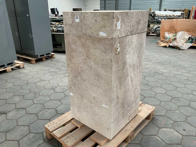 Natuursteen sokkel uit louvre - afbeelding 4 van  5