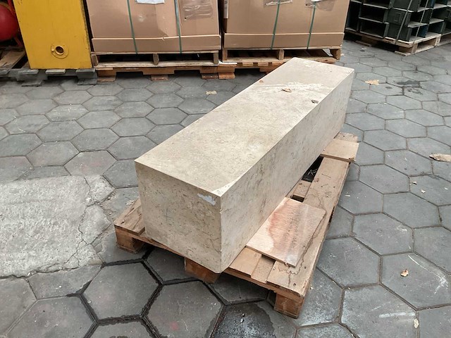 Natuursteen sokkel uit louvre - afbeelding 1 van  5