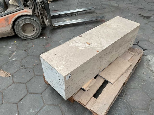 Natuursteen sokkel uit louvre - afbeelding 3 van  5