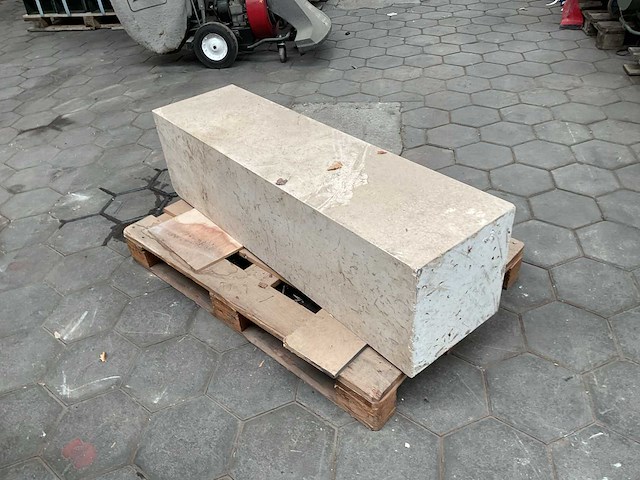 Natuursteen sokkel uit louvre - afbeelding 4 van  5