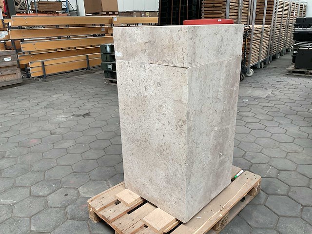 Natuursteen sokkel uit louvre - afbeelding 2 van  5