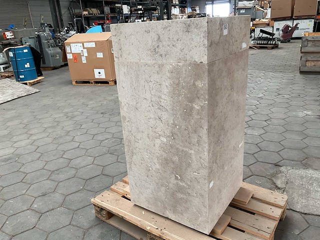 Natuursteen sokkel uit louvre - afbeelding 3 van  5