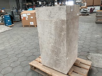 Natuursteen sokkel uit louvre - afbeelding 3 van  5