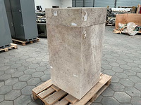 Natuursteen sokkel uit louvre - afbeelding 4 van  5