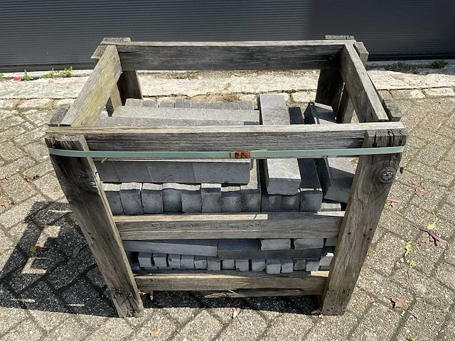 Natuursteen tuinmuur balkje - afbeelding 1 van  4
