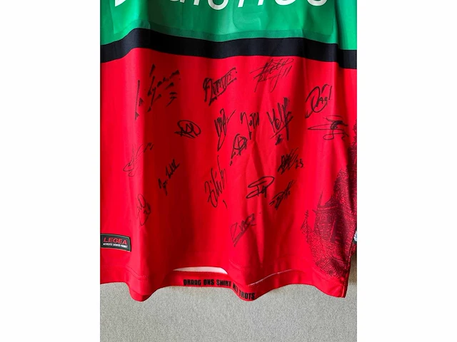 Nec nijmegen gesigneerd voetbalshirt - afbeelding 2 van  2