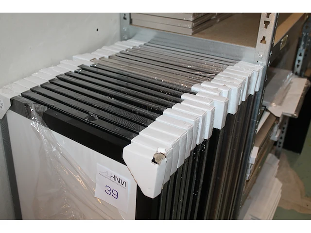 Negen aluminiumkleurige en tien zwarte fotolijsten 35 x 100 cm. - afbeelding 1 van  4