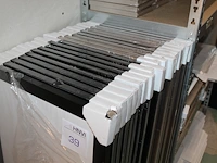 Negen aluminiumkleurige en tien zwarte fotolijsten 35 x 100 cm. - afbeelding 1 van  4