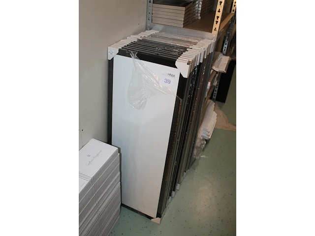 Negen aluminiumkleurige en tien zwarte fotolijsten 35 x 100 cm. - afbeelding 2 van  4