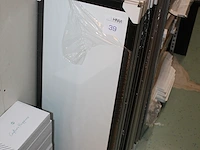 Negen aluminiumkleurige en tien zwarte fotolijsten 35 x 100 cm. - afbeelding 2 van  4