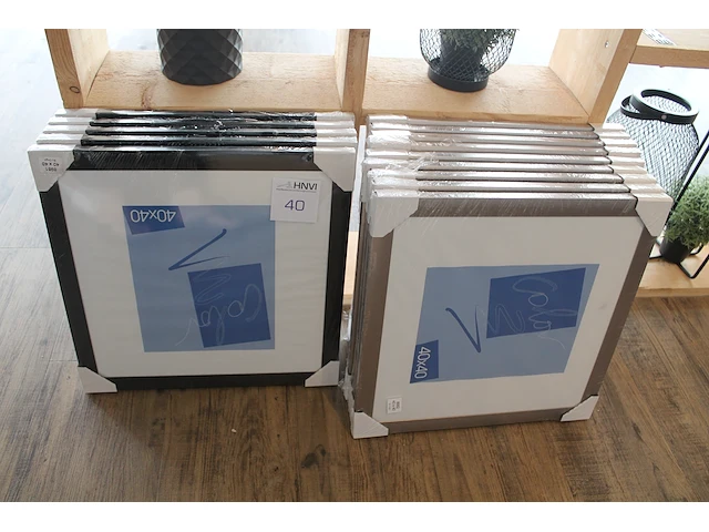 Negen aluminiumkleurige en vijf zwarte fotolijsten 40 x 40 cm. - afbeelding 1 van  1