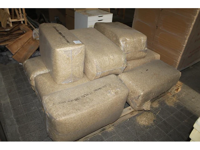 Negen balen natuurlijk stro bioblow op pallet. - afbeelding 1 van  2
