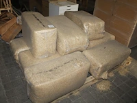 Negen balen natuurlijk stro bioblow op pallet. - afbeelding 1 van  2