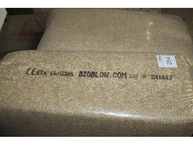 Negen balen natuurlijk stro bioblow op pallet. - afbeelding 2 van  2