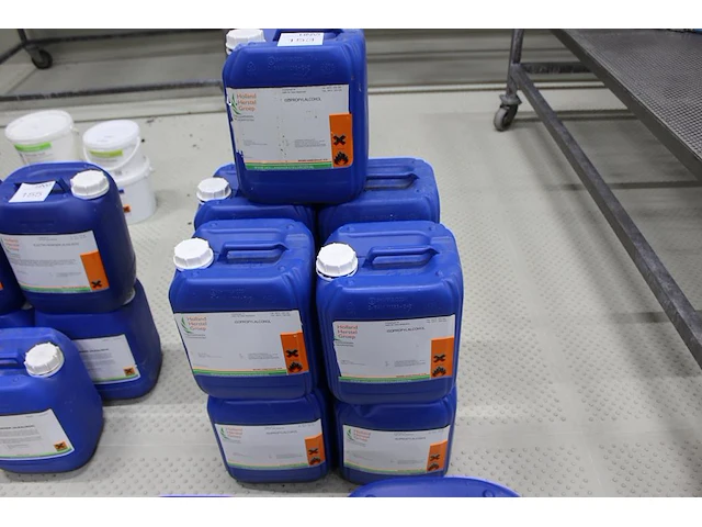 Negen deels aangebroken cans isopropylalcohol. - afbeelding 1 van  2