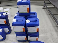 Negen deels aangebroken cans isopropylalcohol.
