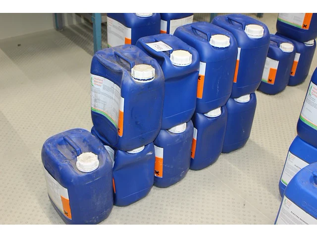 Negen deels aangebroken cans waterverdringende olie. - afbeelding 2 van  3