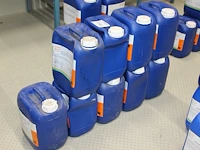 Negen deels aangebroken cans waterverdringende olie. - afbeelding 2 van  3