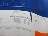 Negen deels aangebroken cans waterverdringende olie. - afbeelding 3 van  3