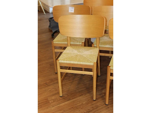 Negen eikenhouten stoelen met kunstrotan zitting. - afbeelding 2 van  3