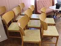 Negen eikenhouten stoelen met kunstrotan zitting. - afbeelding 3 van  3