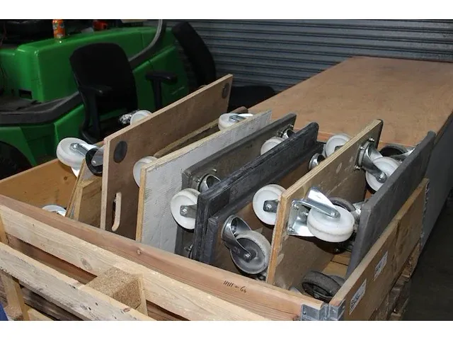 Negen transporthondjes op pallet. - afbeelding 1 van  2