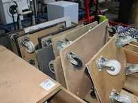 Negen transporthondjes op pallet. - afbeelding 2 van  2