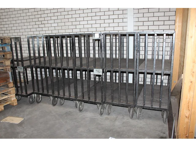 Negen transportkarren voornamelijk afm. 130 x 55 x 149 cm - afbeelding 1 van  2