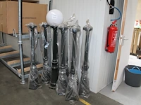 Negen tuinlantaarns groen met witte glazen bol en hoogte 147 cm. - afbeelding 1 van  3