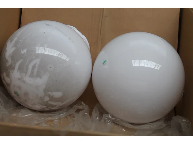 Negen tuinlantaarns groen met witte glazen bol en hoogte 147 cm. - afbeelding 3 van  3