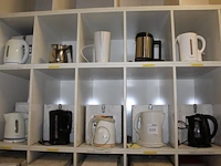 Negen waterkokers in diverse maten en uitvoeringen en koffiekan in tien schappen. - afbeelding 1 van  1