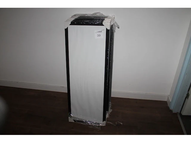 Negen aluminiumkleurige en tien zwarte fotolijsten 35 x 100 cm. - afbeelding 3 van  4