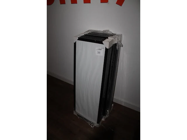 Negen aluminiumkleurige en tien zwarte fotolijsten 35 x 100 cm. - afbeelding 4 van  4