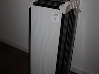 Negen aluminiumkleurige en tien zwarte fotolijsten 35 x 100 cm. - afbeelding 4 van  4