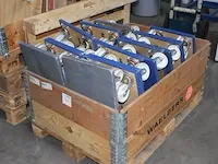 Negentien transporthondjes in palletbox. - afbeelding 1 van  2